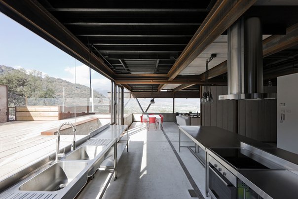 Архитектурная студия Sebastián Irarrázaval выполнила дизайн сборного частного дома для коллекционера искусства и его семьи в новом жилом районе на окраине Сантьяго. С целью уменьшения сроков и стоимости работ в дизайне дома было использовано 12 морских контейнеров.
